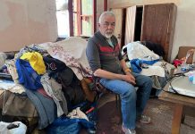 UZNEMIRUJUĆE FOTOGRAFIJE IZ KUĆE BUBNJARA Ekipa Kurira zatekla STRAVIČAN prizor u Perlezu – ovo nisu uslovi za život! (FOTO/VIDEO)