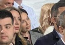 BEZ ŠMINKE I OZBILJNA FACA! Ceca stigla na liturgiju sa 40 minuta zakašnjenja, nije sama, evo ko je pored nje: PAPARACO FOTKE