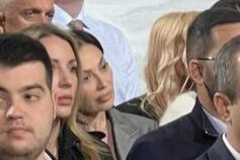 BEZ ŠMINKE I OZBILJNA FACA! Ceca stigla na liturgiju sa 40 minuta zakašnjenja, nije sama, evo ko je pored nje: PAPARACO FOTKE