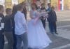UDALI SMO RAZREDNU: Dirljiva scena na venčanju! Učenici se pojavili sa buketom, a evo šta je uradila mlada (VIDEO)