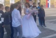 UDALI SMO RAZREDNU: Dirljiva scena na venčanju! Učenici se pojavili sa buketom, a evo šta je uradila mlada (VIDEO)