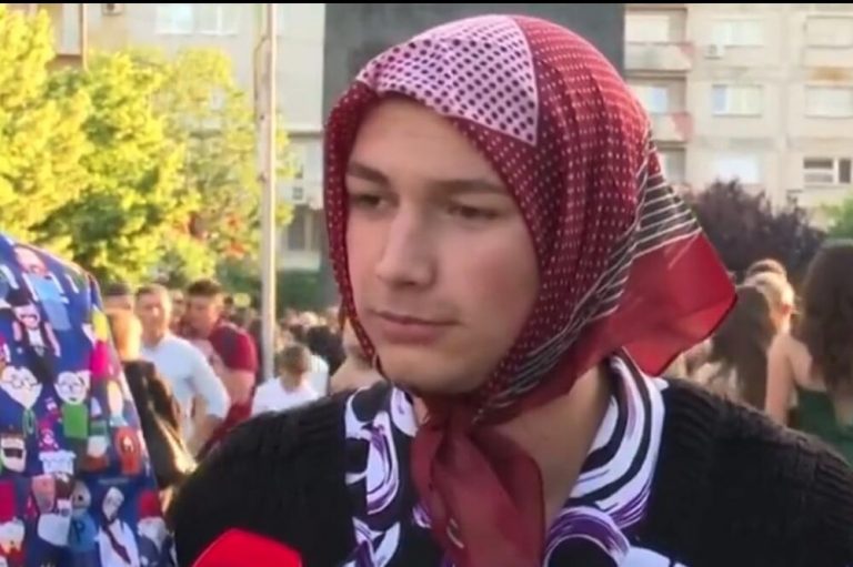 HIT SNIMAK: Dečko na maturu došao obučen kao baka, sa sobom poveo i svoja dva “UNUKA” (VIDEO)