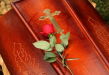 POSLIJE 40 DANA OTKOPAVAJU POKOJNIKA DA GA SUNCE OGRIJE: Milica je ranom zorom OTVORILA GROB svog sina, RAZLOG ĆE VAS ŠOKIRATI