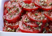 AKO VOLITE PARADAJZ, OBAVEZNO NAPRAVITE OVU SALATU: Toliko je ukusna da će vas oduševiti, a tajna je u 1 sastojku