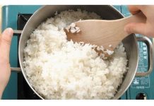 Više ne kuvam pirinač u vodi, ovo je savršeno: Jedan trik kuvara i nikada niste jeli bolji prilog – PREPORUČITE SVIMA!