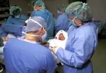 Dežurna sestra se onesvestila kad je videla bebu: Majka nije mogla da veruje šta je rodila, a ovako danas izgleda