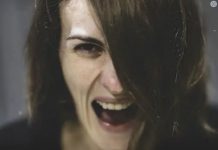 PSIHIJATAR 0TKRIVA KAK0 DA ZA PET MINUTA PREPOZNAMO PSIH0PATU: Šarmantni, druželjubivi, zabavni, ali jedan znak ih 0DAJE