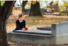 Dva meseca je na grobu muža viđala TUĐE cveće: Pomislila da je imao ljubavnicu, pa doživela još veći ŠOK!