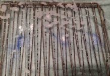 VIŠE NIKAD NEĆETE MORATI DA RIBATE REŠETKE IZ RERNE: Uradite ovo i gledajte kako prljavština sama spada! (FOTO)