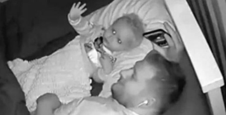 BEBA JE IZ KREVETA UPORNO MAHALA NEKOME : Kada je otac pregledao SNIMAK, umro je od straha (VIDEO)