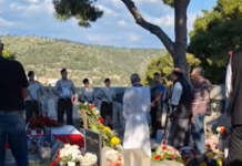 Pokojnika u Rogoznici spustili na zemlju, kada su svi očekivali popov glas, začulo se nešto jezivo: Svi su gutali suze i knedle u grlu