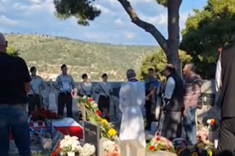 Pokojnika u Rogoznici spustili na zemlju, kada su svi očekivali popov glas, začulo se nešto jezivo: Svi su gutali suze i knedle u grlu