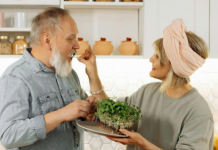 Tužna djevojka se udala za 70-godišnjaka – a 10 dana kasnije otkrila je nešto što joj je promijenilo život