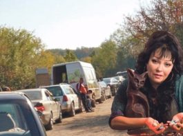 KOD LESKOVCA SE POJAVILA NOVA BABA VANGA! Hiljade ljudi danima čeka da ih leči ‘VIDOVITA’ MARINA!