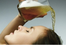 Pivo kao dodatak njezinoj kosi: zašto ga neki koriste i kako pravilno primijeniti ovu metodu