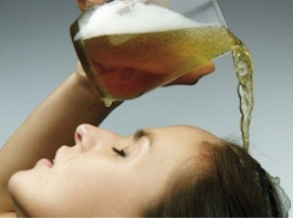 Pivo kao dodatak njezinoj kosi: zašto ga neki koriste i kako pravilno primijeniti ovu metodu