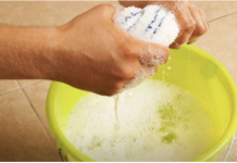 STAVITE KAP OVE TEČNOSTI U VODU I PREBRIŠITE KUĆU: 10 dana nećete vidjeti prašinu – TRIK KOJI SE KORISTI U MUZEJU