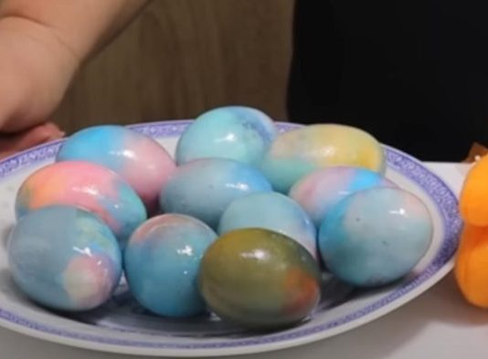 Farbanje jaja SODOM BIKARBONOM je hit na mrežama: MAGIČNE ŠARE dobijaju se na potpuno prirodan način