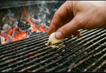 Malo ljudi zna: zašto trljati češanj češnjaka po roštilju prije pečenja roštilja?