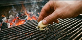 Malo ljudi zna: zašto trljati češanj češnjaka po roštilju prije pečenja roštilja?
