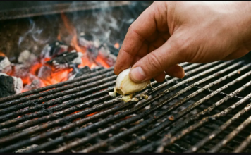 Malo ljudi zna: zašto trljati češanj češnjaka po roštilju prije pečenja roštilja?