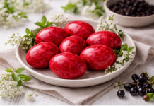 Na OVAJ NAČIN se dobijaju NAJLEPŠE CRVENE NIJANSE I EFEKAT MERMERA: Uskršnja jaja izgledaju nestvarno, a tehnika je potpuno prirodna