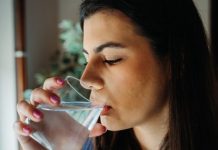Čaša slane vode je nešto što bi obavezno trebali svaki dan piti, evo zašto