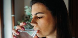 Čaša slane vode je nešto što bi obavezno trebali svaki dan piti, evo zašto