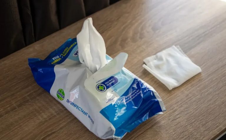 Ubacite vlažnu maramicu u mašinu za pranje veša i gledajte rezultat posle pranja: Nema boljeg trika - featured image