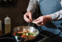 Pre prženja, džigericu pospite ovim sastojkom: Profesionalni kuvar otkrio tajnu, na taj način neće biti gorka i žilava Pre prženja, džigericu pospite ovim sastojkom: Profesionalni kuvar otkrio tajnu, na taj način neće biti gorka i žilava - content image